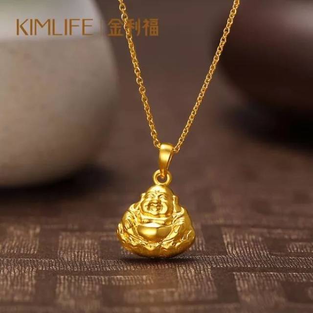 最新款黄金饰品吊坠，友情与陪伴的温馨故事