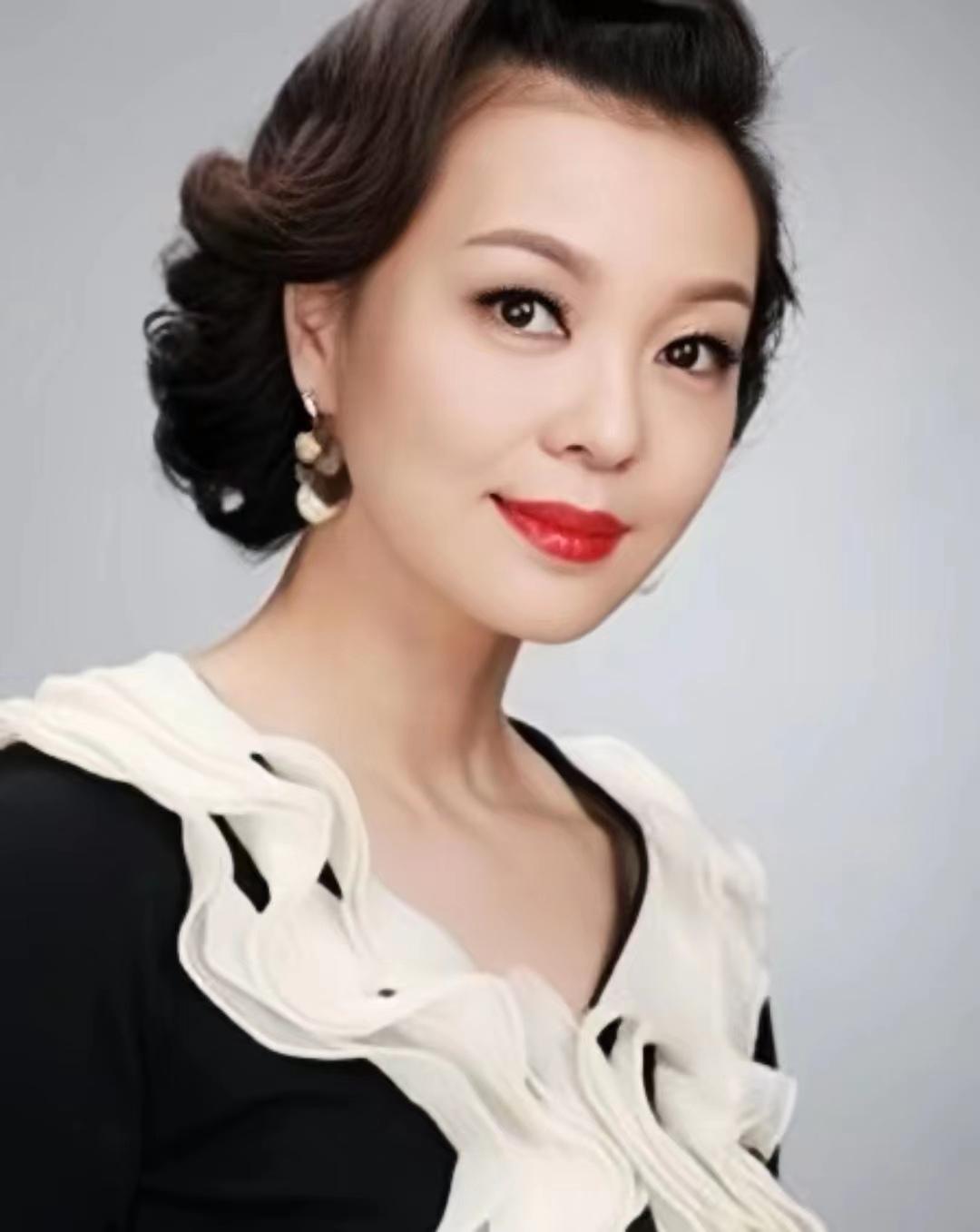 演员荣蓉，演艺之路的闪耀之星